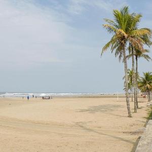 Apto c garagem otima localizacao a 80m da Praia