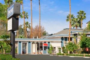 Travelodge by Wyndham Bakersfield, Bakersfield