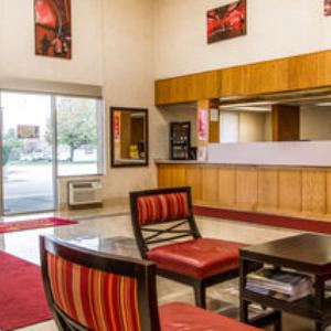 Econo Lodge Inn & Suites Bloomington