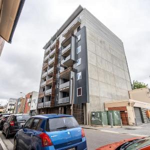 Huttside - Comfortable CBD Stay near Parklands