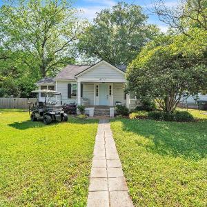 Bungalow off Floyd St in the heart of Covington bungalow