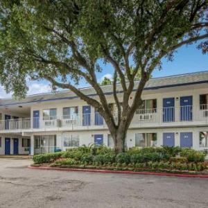 Hotels near Willis Ag Arena - Motel 6-Conroe TX