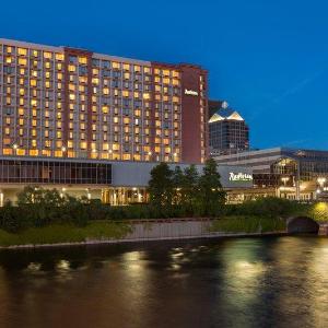 Hotels near Manhattan Square Park - Rochester Riverside Hotel