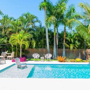 Hevenly Pool House