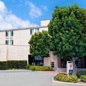 Hotels near Royal Vista Golf Club Walnut - Days Inn & Suites by Wyndham Fullerton