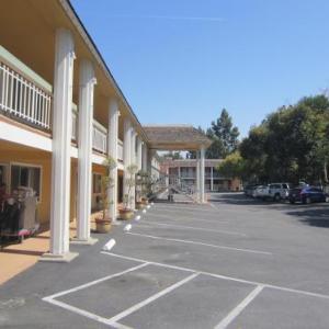 Caravelle Inn & Suites