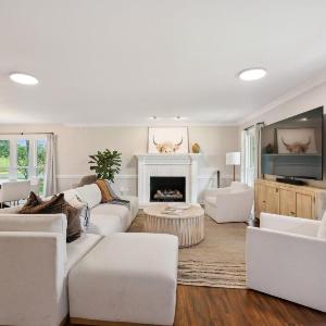 Luxury Farm House with Game room & Outdoor Retreat
