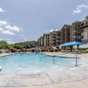 Hollister Hotels Deals At The 1 Hotel In Mo Bluegreen Vacations Paradise Point Ascend Resort Collection