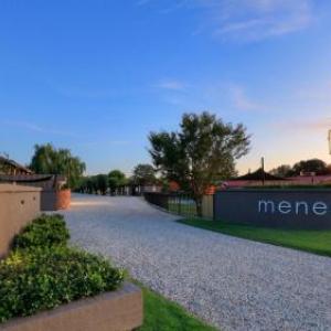 Hotels near J.C. Lowe Oval - Motel Meneres