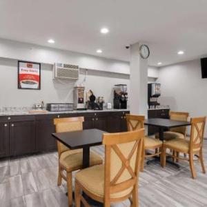 Econo Lodge Inn & Suites