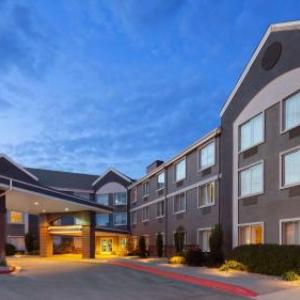 Hotels near Iowa Speedway - Best Western Holiday Manor