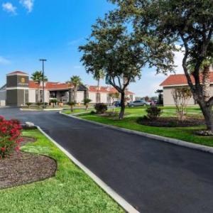 La Quinta Inn & Suites by Wyndham San Antonio Brooks City Base