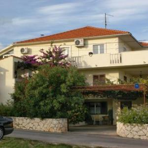 Apartments with parking space Supetar Brac - 2845