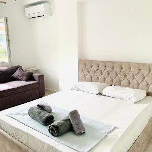 Cozy Studio in Bllok Prime Location & Fast WiFi