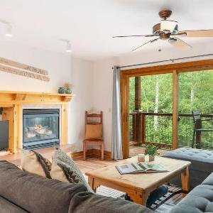 Vibrant Spacious Ski Pad Hot Tubs