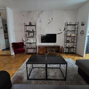 Bloom Stay - Stylish Apartment with Free Parking