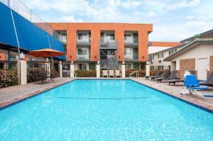 Travelodge Inn & Suites by Wyndham Anaheim on Disneyland Dr, Anaheim
