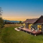 Family Fun Fireplace & Huge Deck
