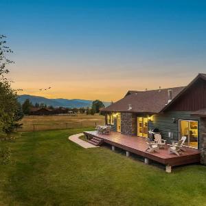 Family Fun Fireplace & Huge Deck