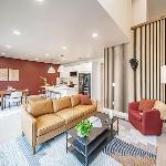 Stylish Townhome Walkable Garage