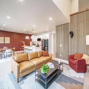 Stylish Townhome Walkable Garage