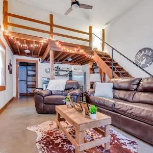 The Den at J-Barn - Secluded Retreat