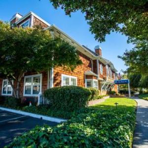 Hotels near JaM Cellars Ballroom - Elm House Inn