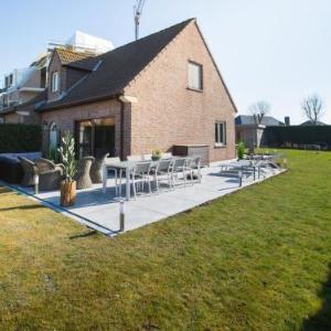 Beautiful detached home with spacious garden and infrared sauna 800 m from the sea