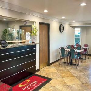 Hotels near The Commons Social Empourium Chico - Econo Lodge Inn & Suites Corning