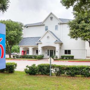 Motel 6-Grand Prairie TX - Near Six Flags Drive