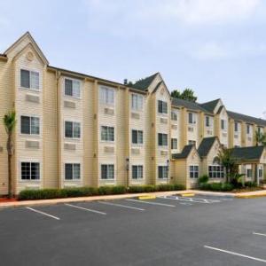 Hotels near VyStar Veterans Memorial Arena - Hometown Inn & Suites Jacksonville Butler Blvd./Southpoint