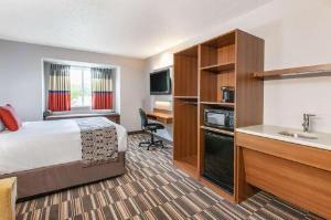Microtel Inn & Suites by Wyndham Pittsburgh Airport, Pittsburgh