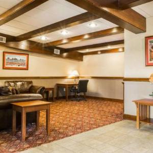 Clarion Inn & Suites At The Outlets Of Lake George