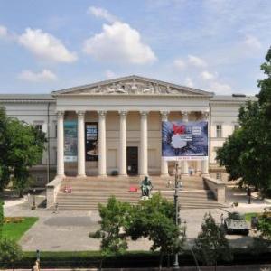 Central Apartment - Museum View