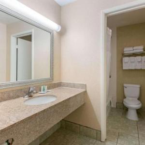 Frontwave Arena Oceanside Hotels - Quality Inn & Suites Oceanside