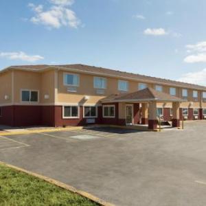 Hotels near Cable Dahmer Arena - Super 8 by Wyndham Lees Summit