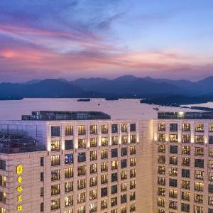 Midtown Shangri-La Hangzhou moments from West Lake