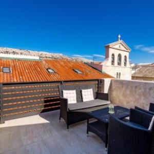 Five-Bedroom Apartment with Sea View in Pag