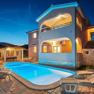 Holiday Home Pano with Fireplace I