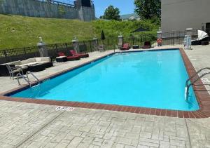 Quality Suites Nashville Airport hotel near Gaylord Opryland Resort & Convention Center