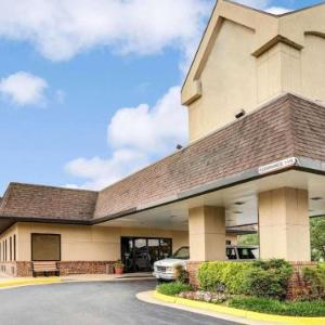 Hotels near Wolf Trap Filene Center - Quality Inn Tysons Corner