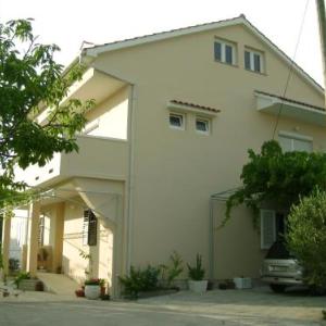 Apartments with parking space Palit Rab - 4957