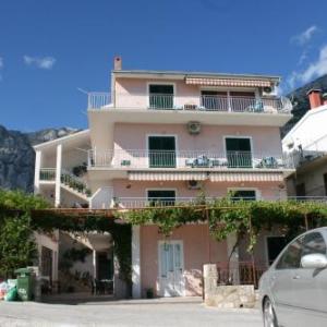 Apartments with a parking space Makarska - 6753