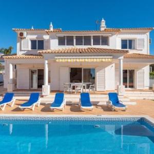 Villa Gui by Gabi Miguel
