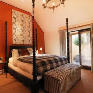 Hotels near National Memorial Arboretum Tetbury - The Hare & Hounds Hotel