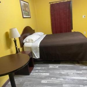 Hotels near Memorial Auditorium Pittsburg - Azure Sky Motel