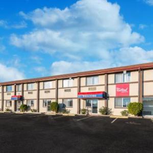 Crouse Performance Hall Hotels - Red Roof Inn & Suites Wapakoneta