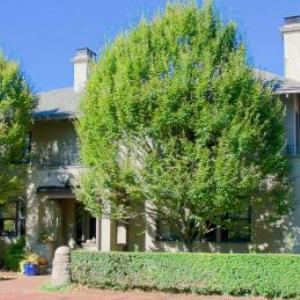 Hotels near Newport Dinner Train - Hilltop Inn