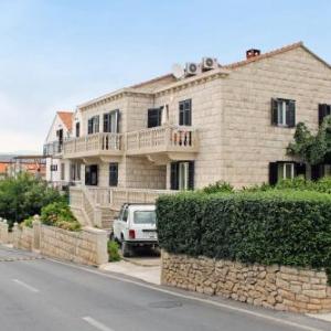 Apartments with parking space Supetar Brac - 5676