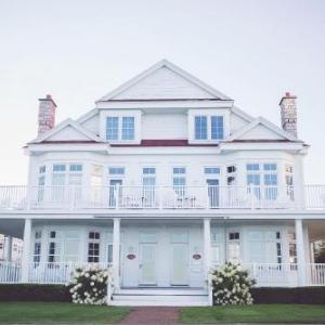 Hotels near Petoskey High School - Cottages at Bay Harbor